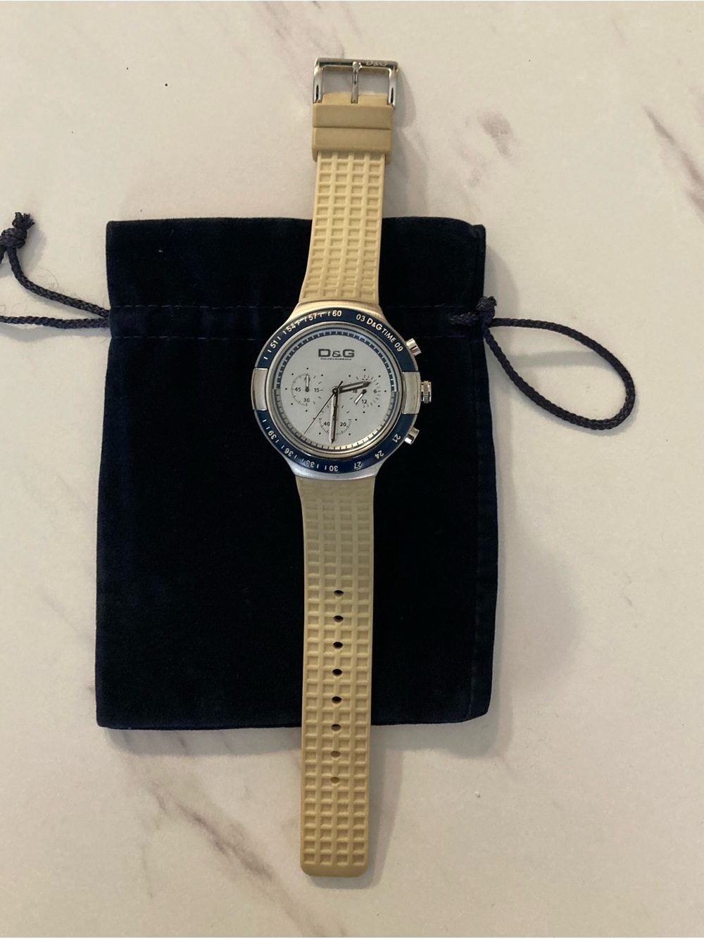 D&G ( genuine ) Beige Silicone Strap Watch with Blue Bezel with NEW battery